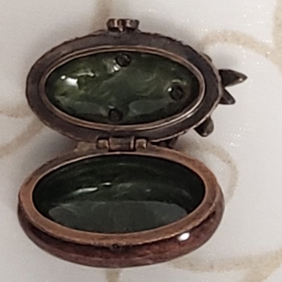 Jay Strongwater Oval Trinket Box Bee with Leaves - Picture 8 of 11